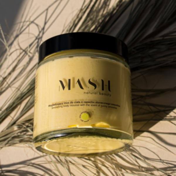Uelastyczniający balsam do ciała o konsystencji musu, wyglądzie i zapachu słonecznego smoothie MASH Natural Beauty